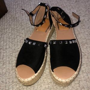Black wedges
